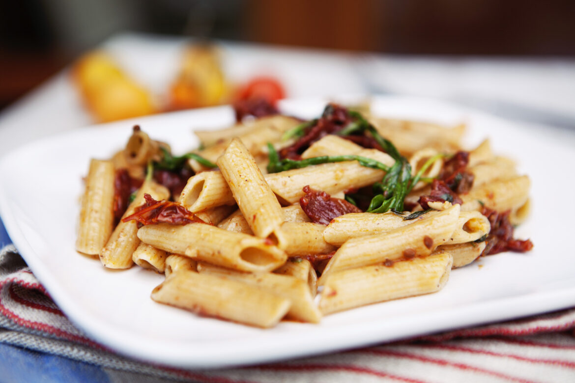 Penne ao Molho de Tomate e Manjericão