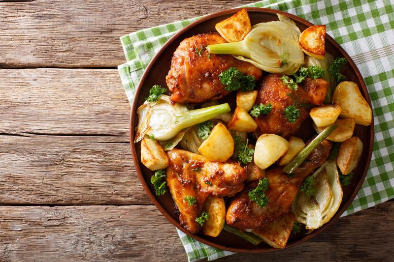 Coxa de frango assada com batatas